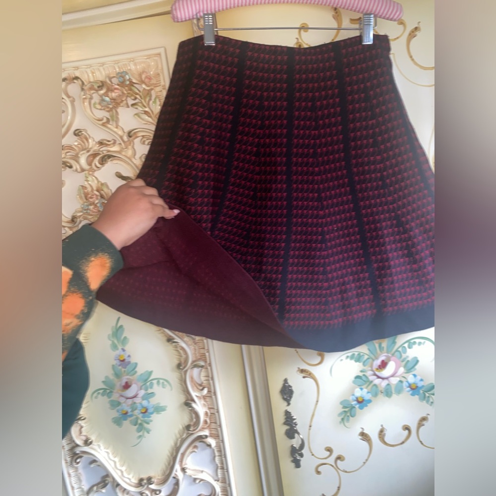 Vila Milano A-Line Flare Beautiful knit skirt sz large Burgundy & Black New item